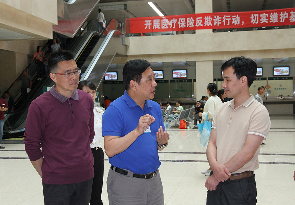 2.天门一医党委书记(中)向省文明办协调处副处长旷会祥(右)介绍天门一医志愿者服务工作开展情况.JPG