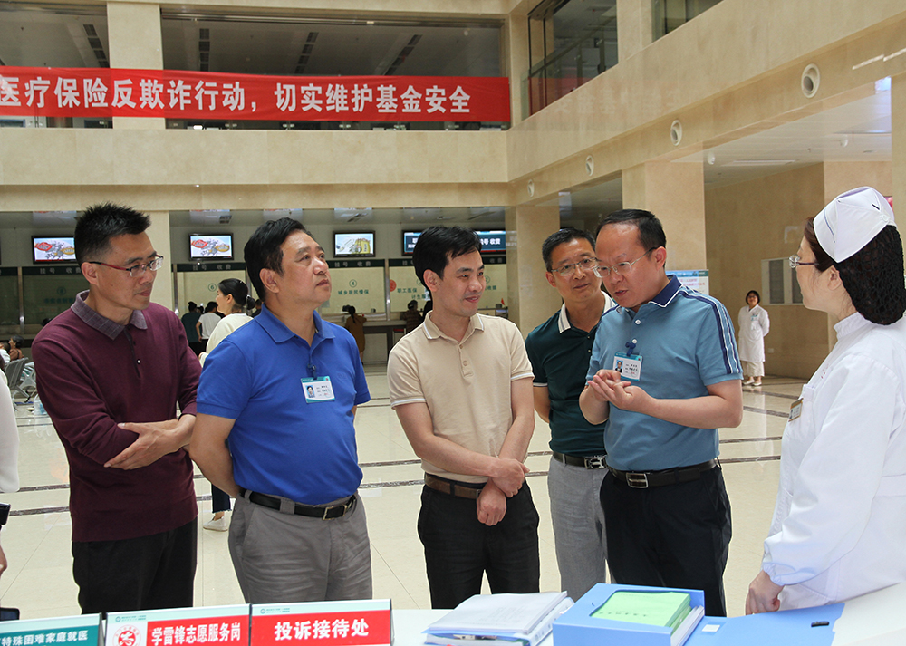 3.天门一医纪委书记陈伯勋(右二)向省文明办协调处副处长旷会祥(左三)介绍天门一医志愿者服务工作开展情况.JPG