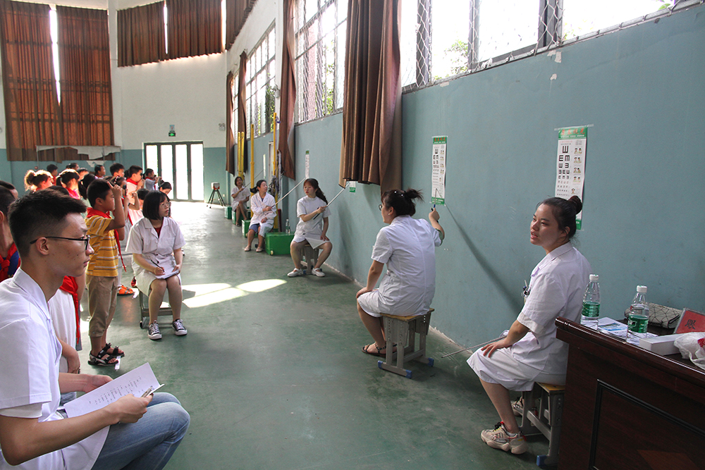 2.专家为孩子们进行视力检查.JPG