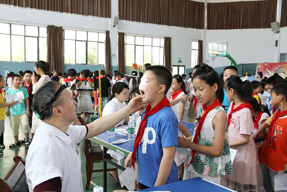 3.专家为孩子们进行喉咙检查.JPG