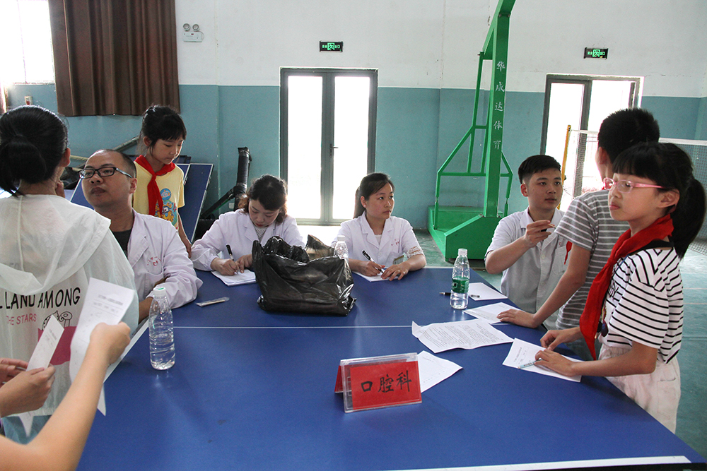 4.专家为孩子们进行口腔检查.JPG