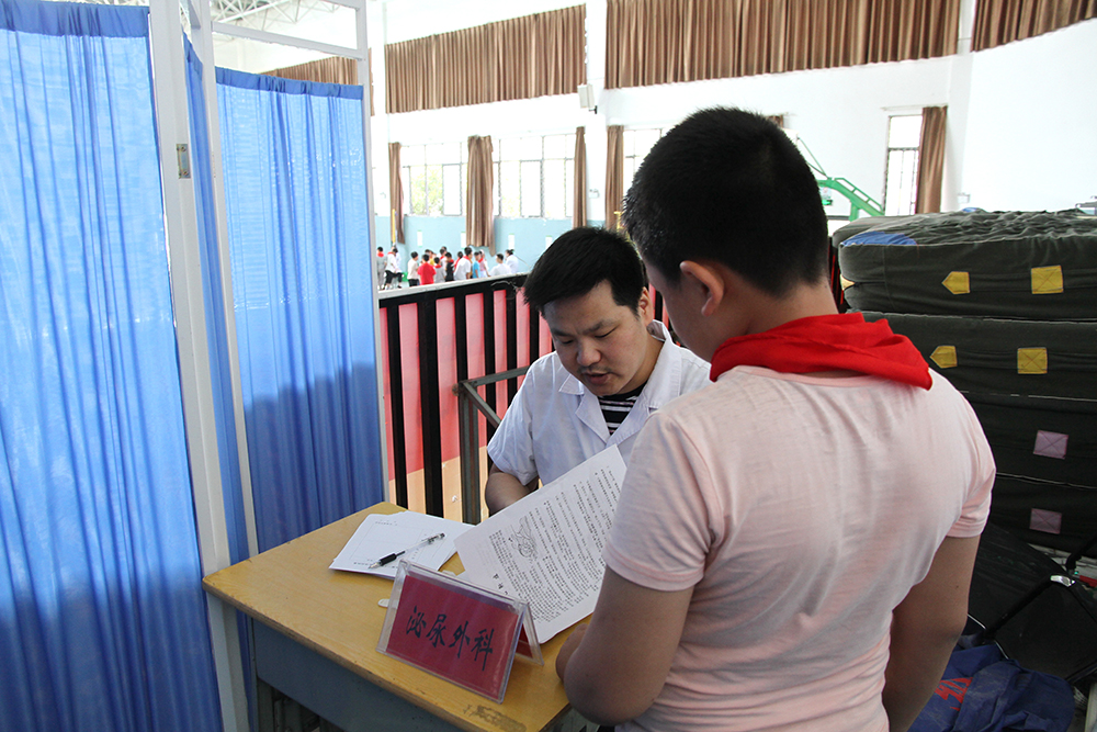 5.专家为孩子们进行泌尿疾病检查.JPG