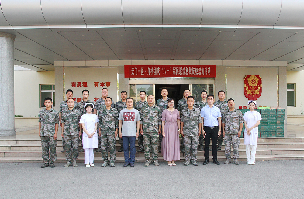1.天门一医副院长陶治鹤(前排左5)一行慰问舟桥团官兵并合影.JPG