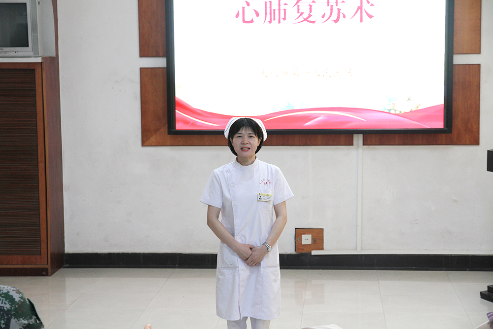 3.天门一医心内3区护士长蔡颂娟向官兵们讲解并演示徒手心肺复苏术.JPG