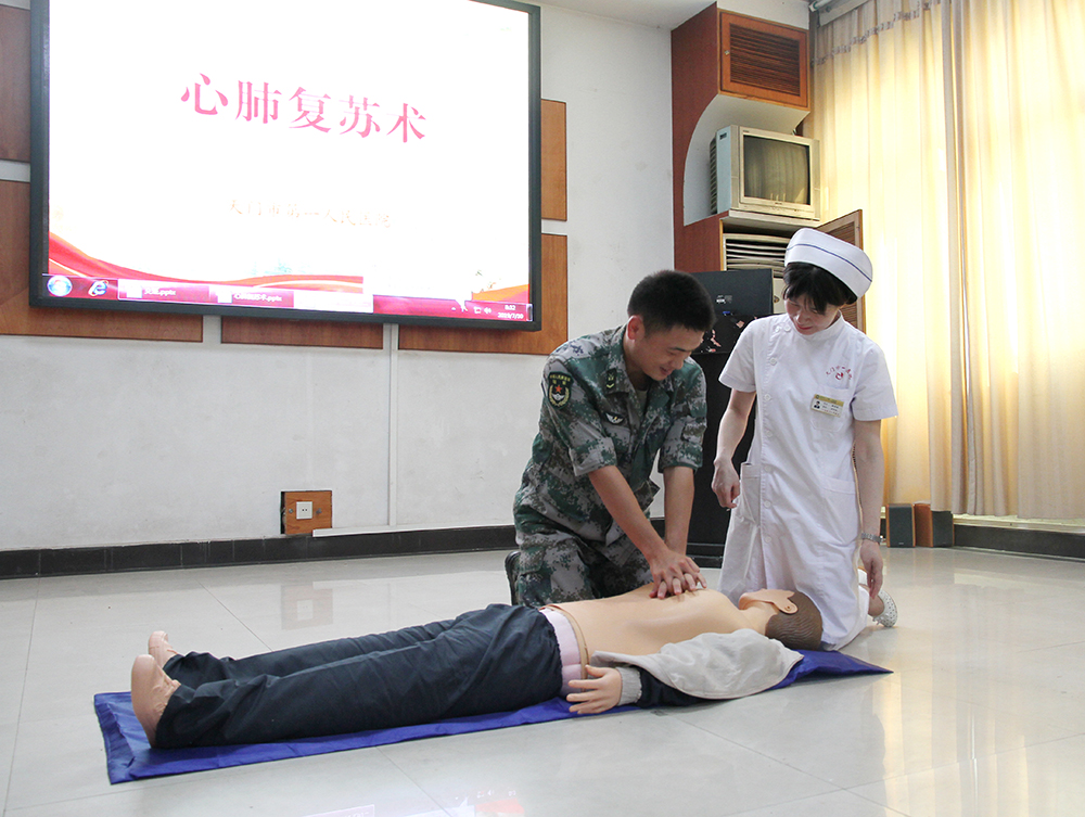 4-1.现场心肺复苏演练.JPG