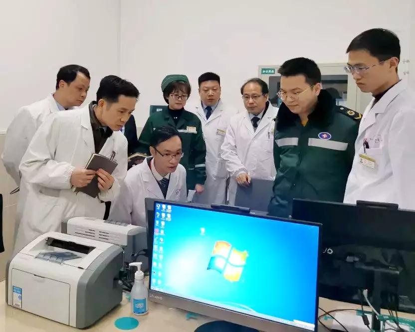 14.党委副书记、院长严想元(前排左一).jpg