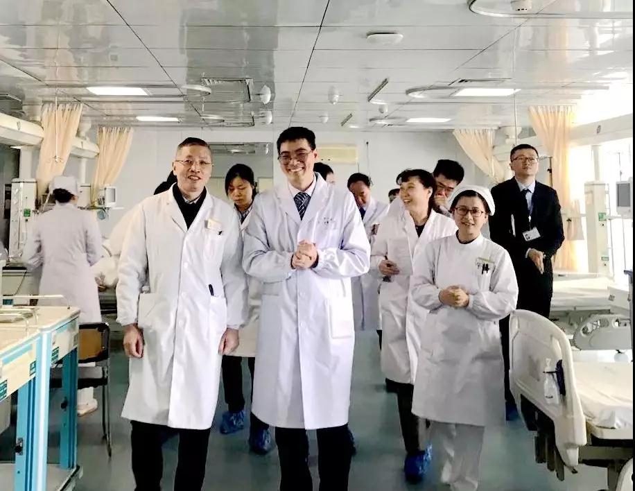 15.党委副书记、副院长陈友平(左一).jpg