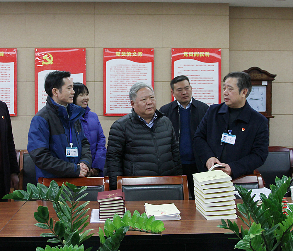 1.省政协常务委员、省政协经济委员会主任、原省政府研究室(发展研究中心)党组书记、主任刘良谋(中)现场检查、天门市委常委、组织部部长史玉雄(右二)、天门市卫健委党组书记、主任张叶(左二)、天门一医党委书记徐必生(右一)、天门一医党委副书记、院长严想元(左一)陪同检查.jpg