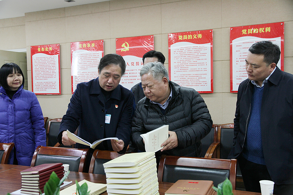 2.省政协常务委员、省政协经济委员会主任、原省政府研究室(发展研究中心)党组书记、主任刘良谋(右二)现场检查天门一医查看班子成员主题教育学习笔记.jpg