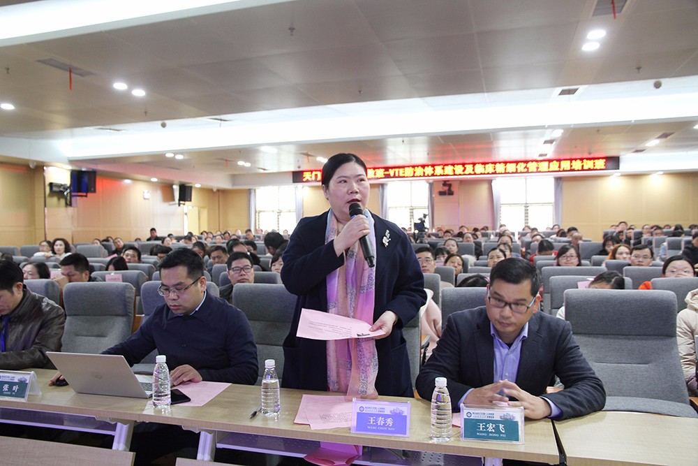 15.天门一医副院长王春秀主持学术讲座.JPG