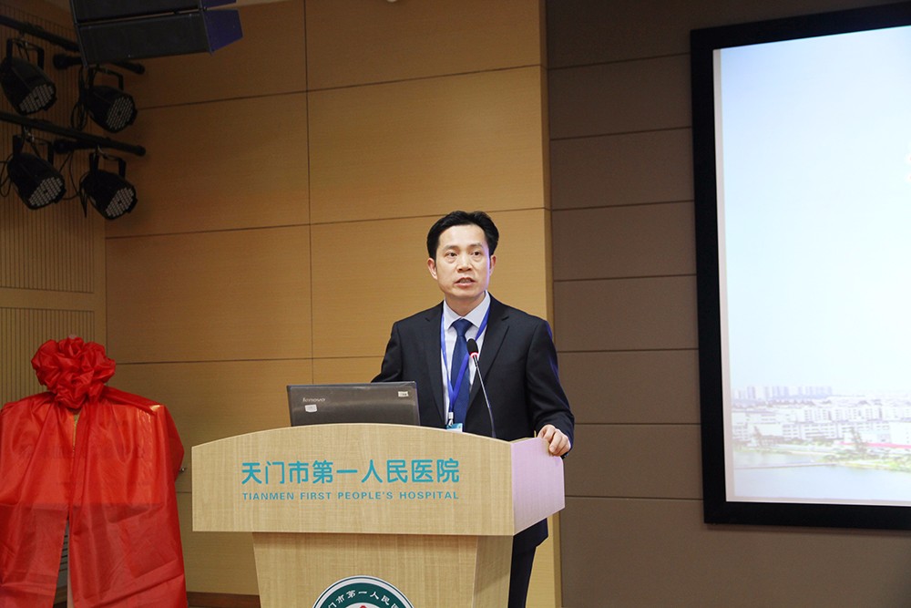 5.天门一医院长严想元致辞.JPG