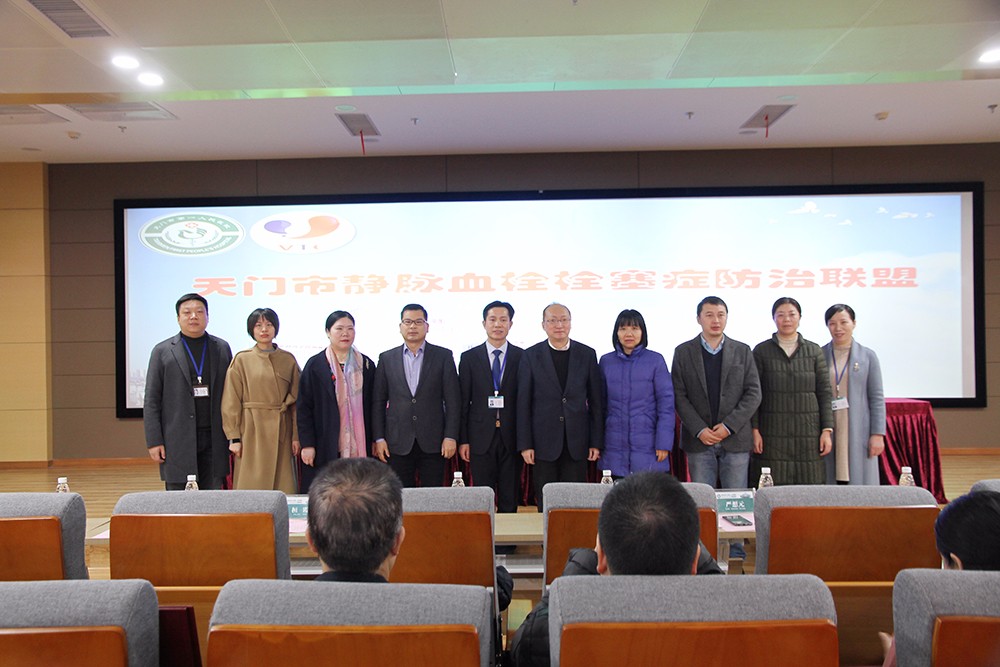 11.参会领导与嘉宾合影.JPG
