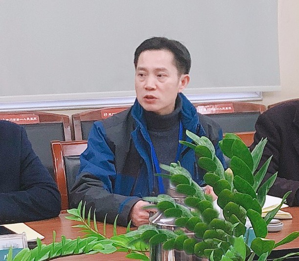 图3-院长严想元主持会议.JPG