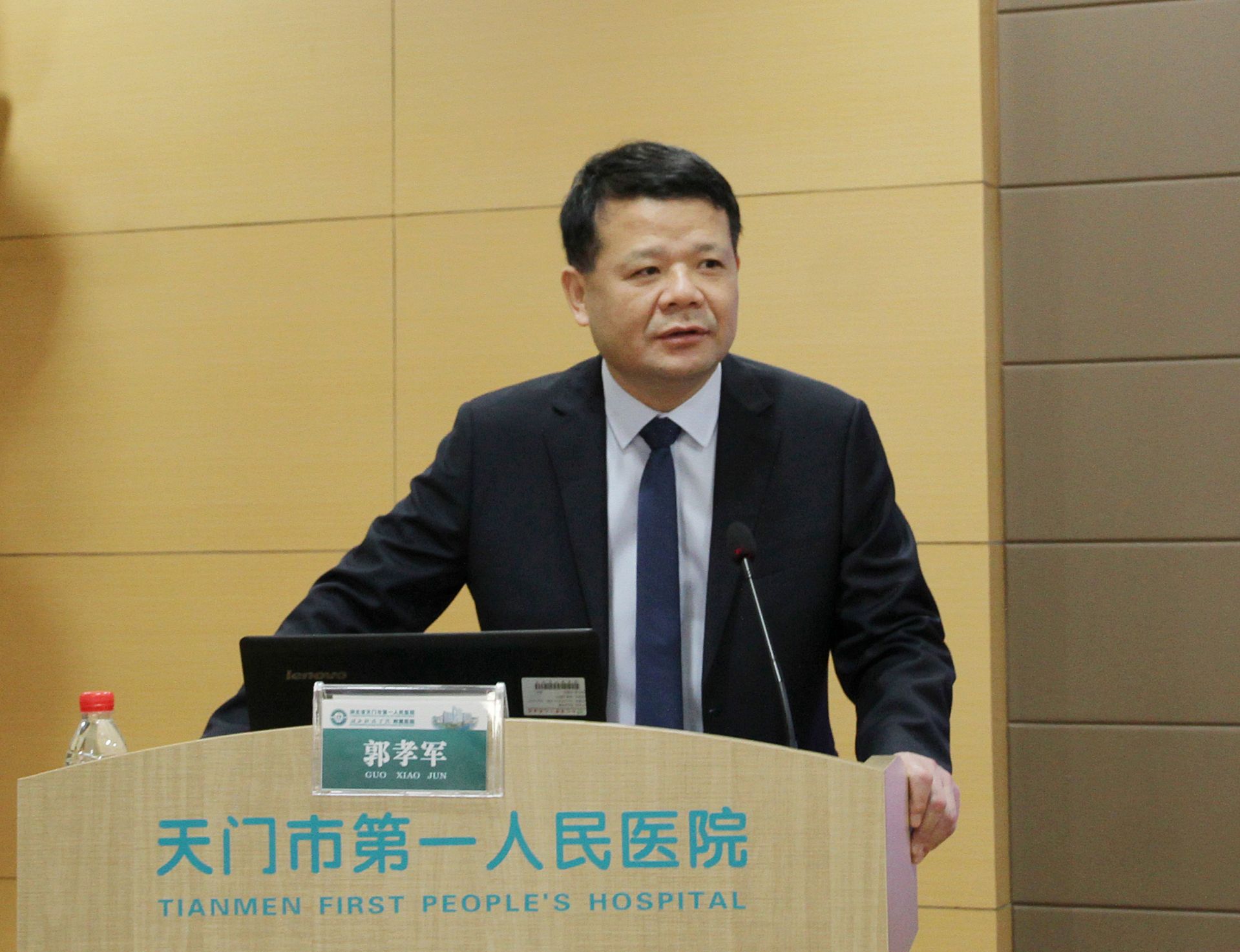4.天门一医骨科1区主任郭孝军主持开幕式.JPG