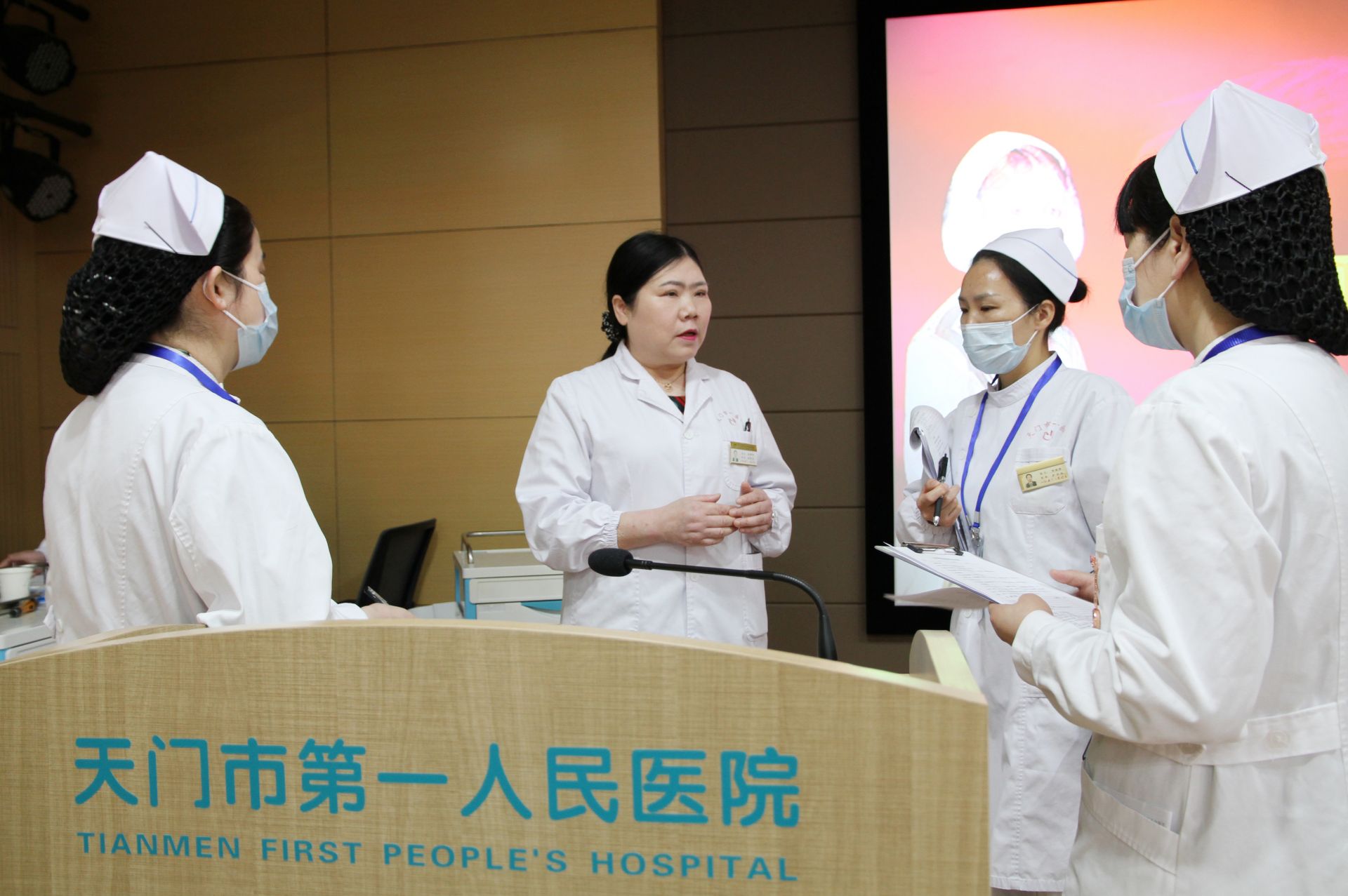 天门一医党委委员、副院长王春秀(左二)现场指导个人操作技能竞赛工作.JPG