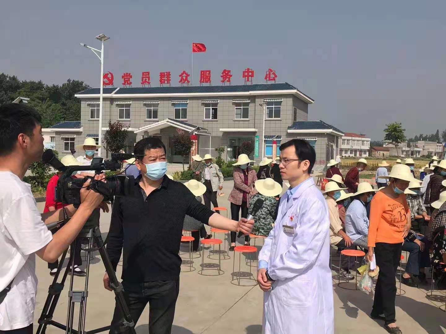 普外科2区副主任刘文明(左三)接受媒体采访.jpg
