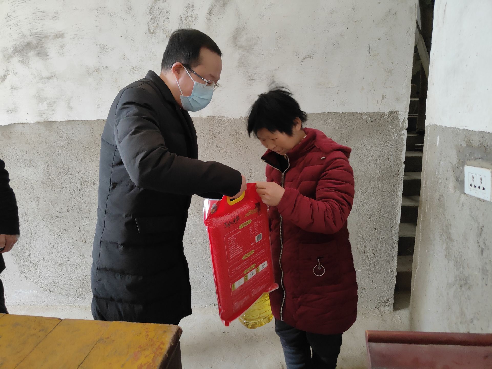 2022.12.20 纪委书记陈伯勋为水府庙村脱贫监测户送去温暖.jpg