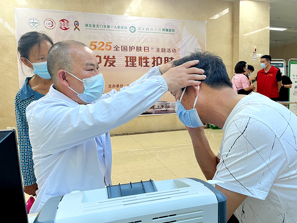 刘雄彪为群众义诊.jpg