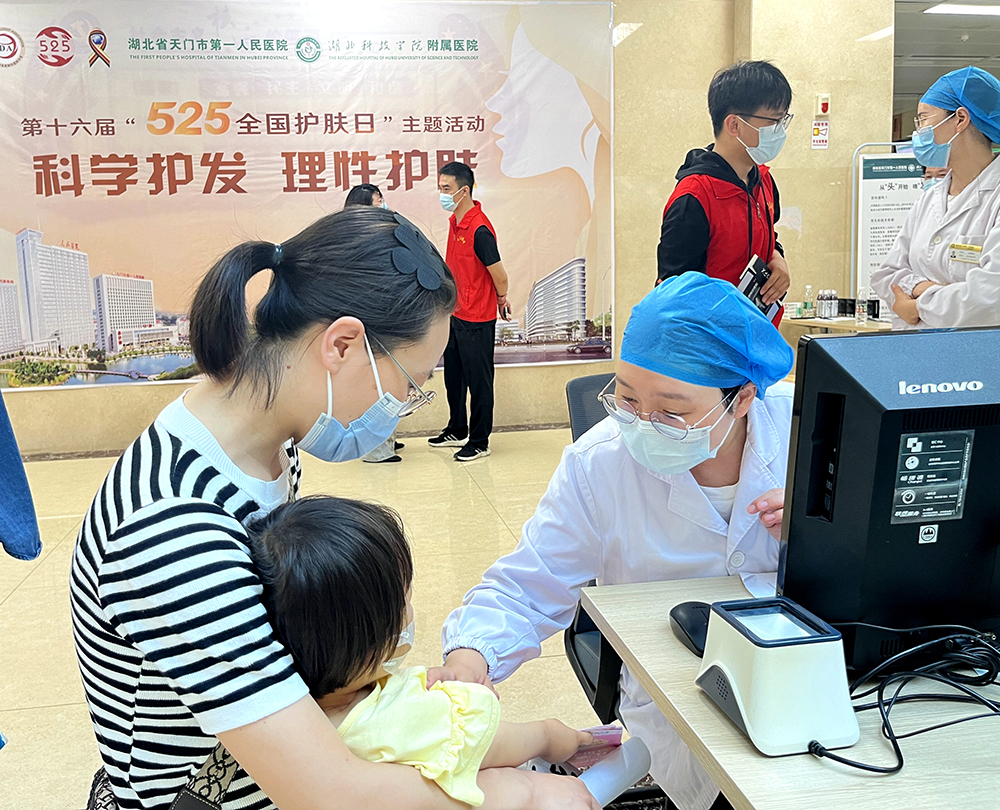 皮肤科医务人员为群众义诊 (3).jpg