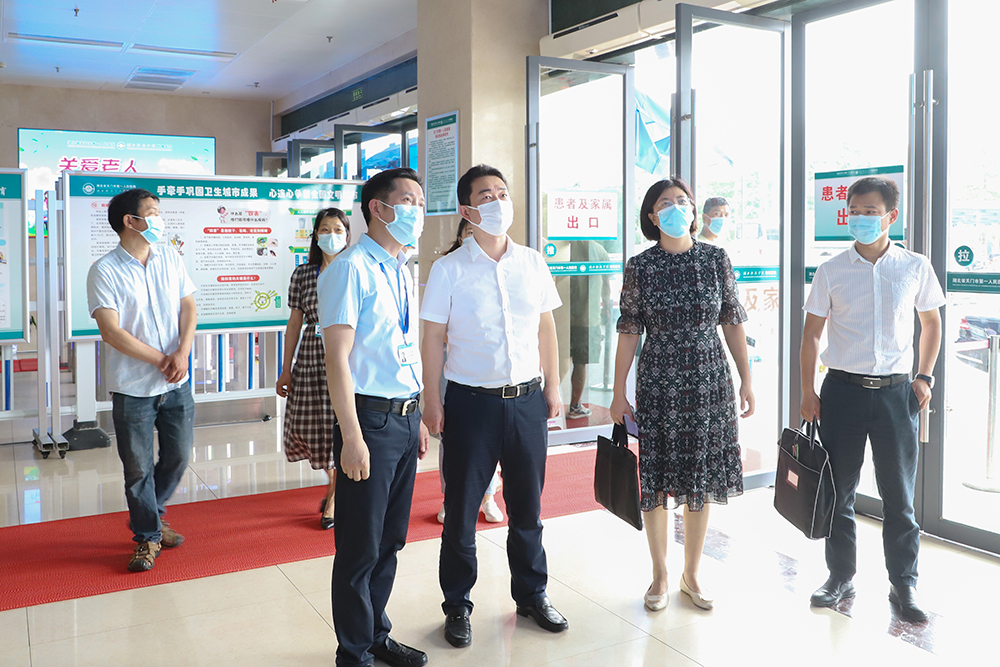 市委常委、组织部部长王桂峰(前排左二)调研天门一医人才工作.JPG