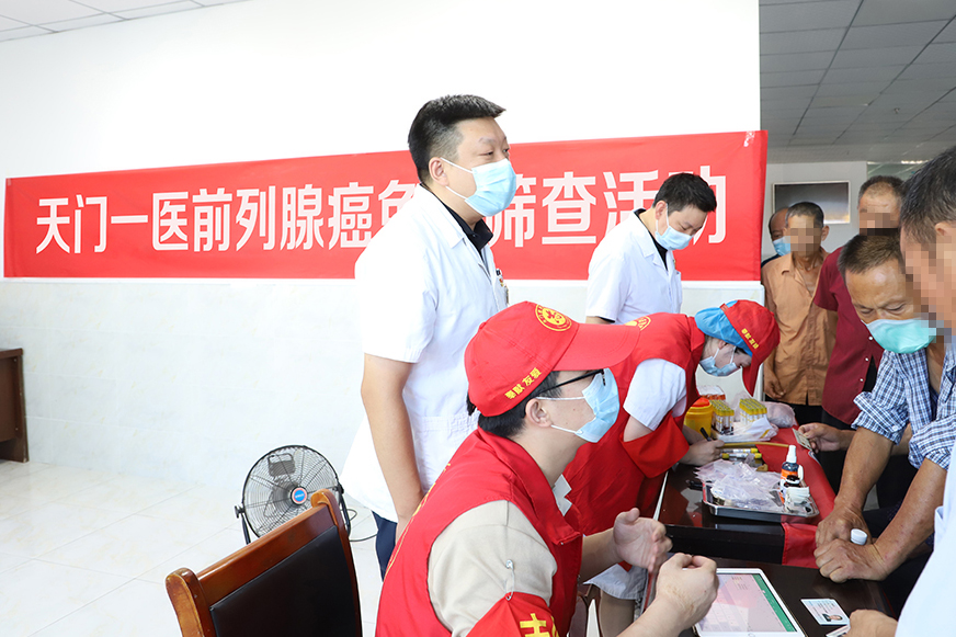 党委委员、副院长章尹岗现场指导前列腺癌筛查工作 - 副本.JPG