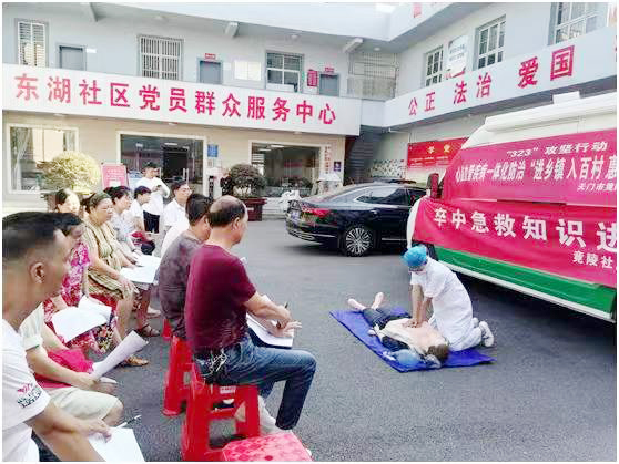 医务人员演示急救操作.jpg
