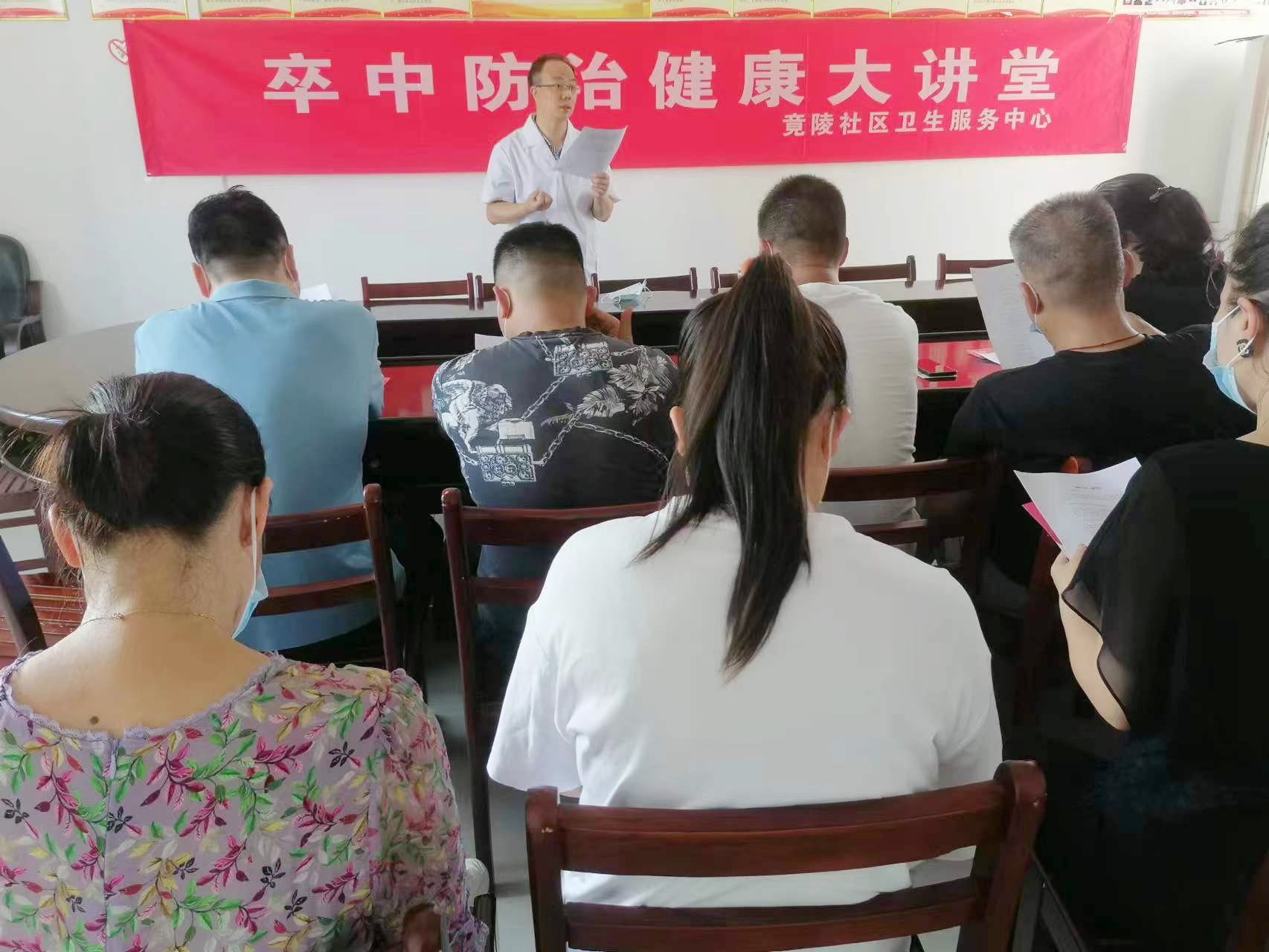 医务人员进行卒中健康知识宣讲.jpg