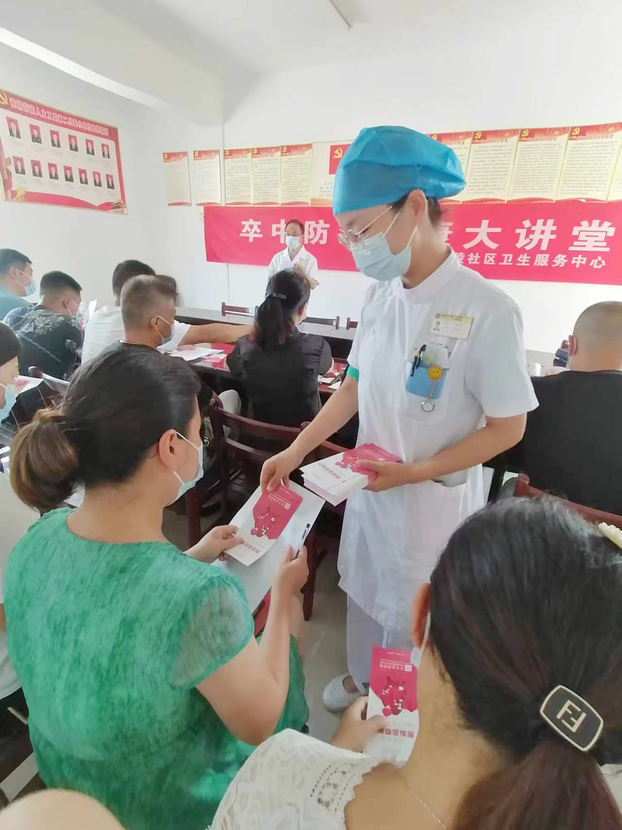 医务人员向群众发放健康宣教资料.jpg
