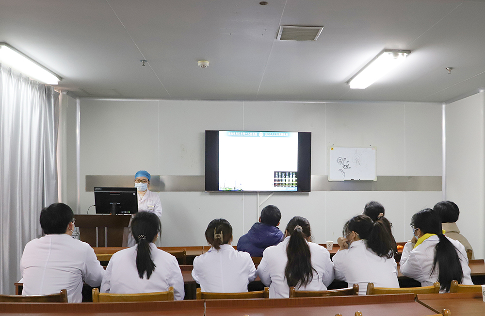 4-3.专家团队听乔红医生教学.jpg
