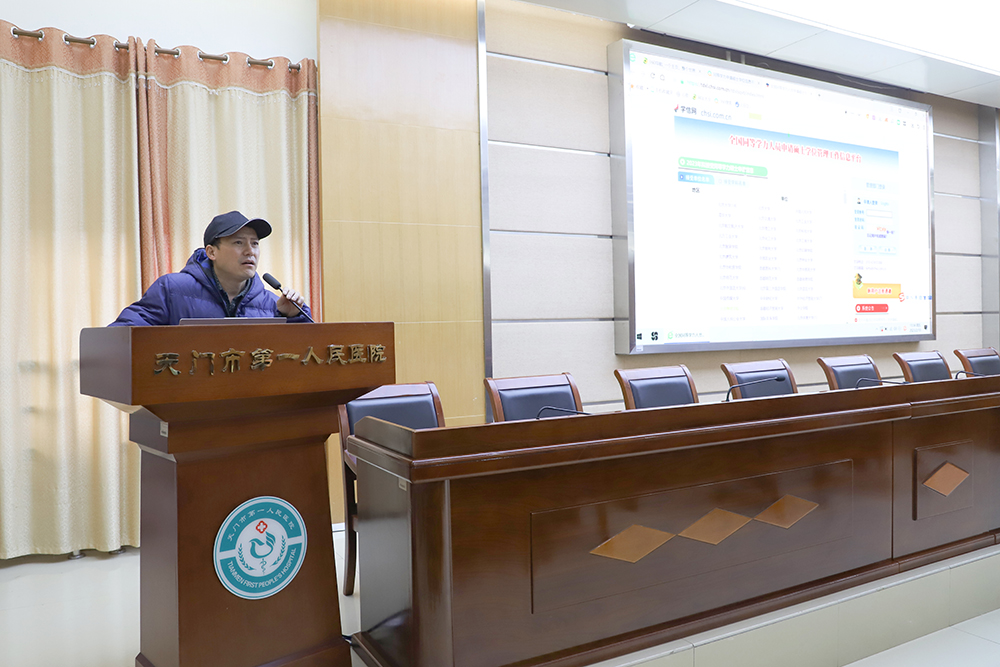 武汉科技大学医学院研究生办公室主任向世强讲话.jpg