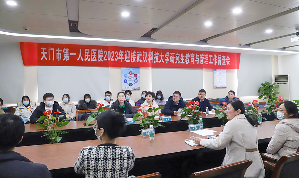 专家团队与学生座谈.jpg