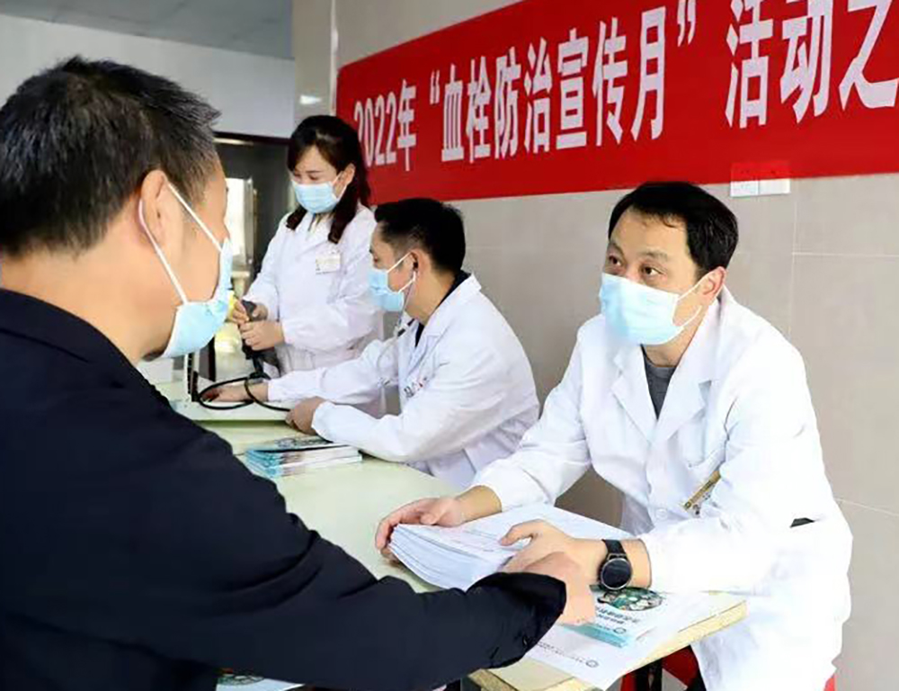 党委副书记、院长魏辉为群众义诊.jpg