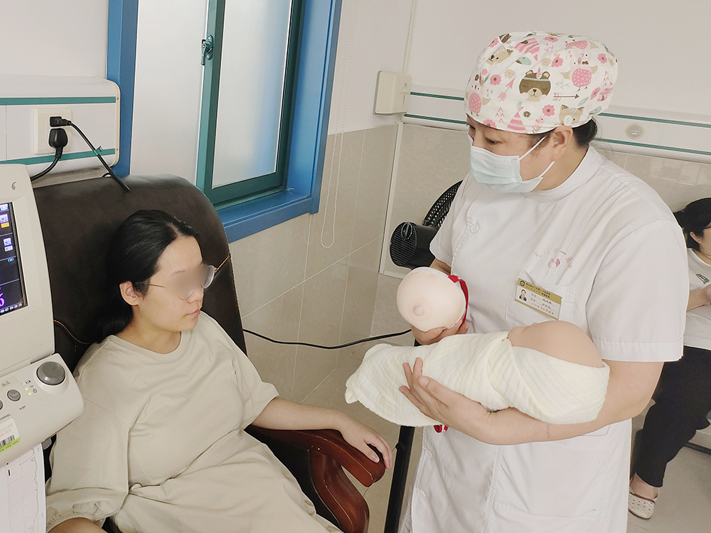 产科医务人员为孕产妇进行健康宣教 (1).jpg