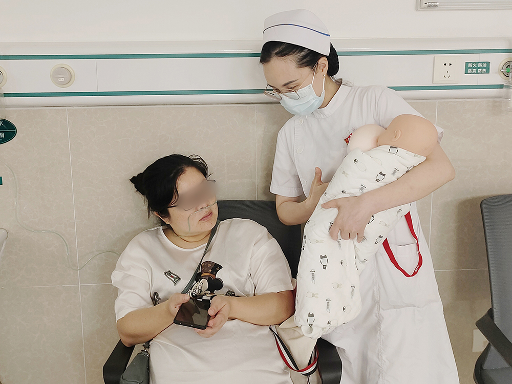 产科医务人员为孕产妇进行健康宣教 (2).jpg