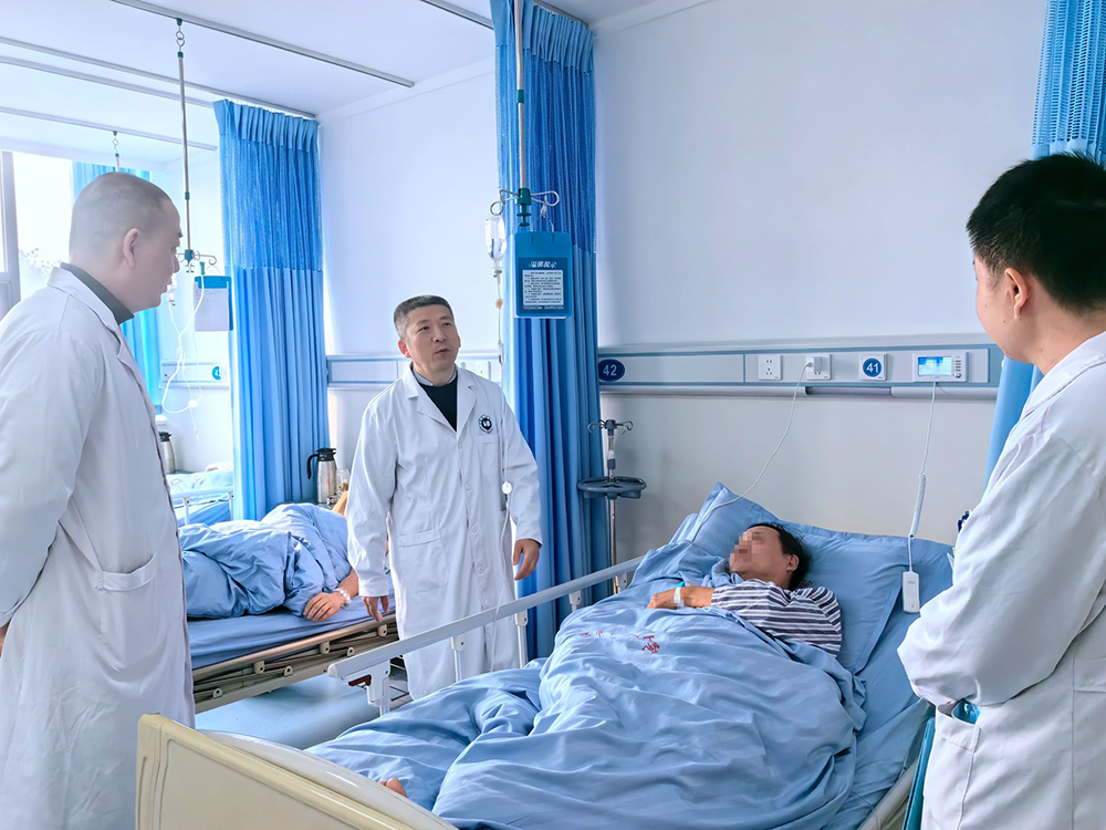 天门一医泌尿外科主任周治军(左二)查房.jpg