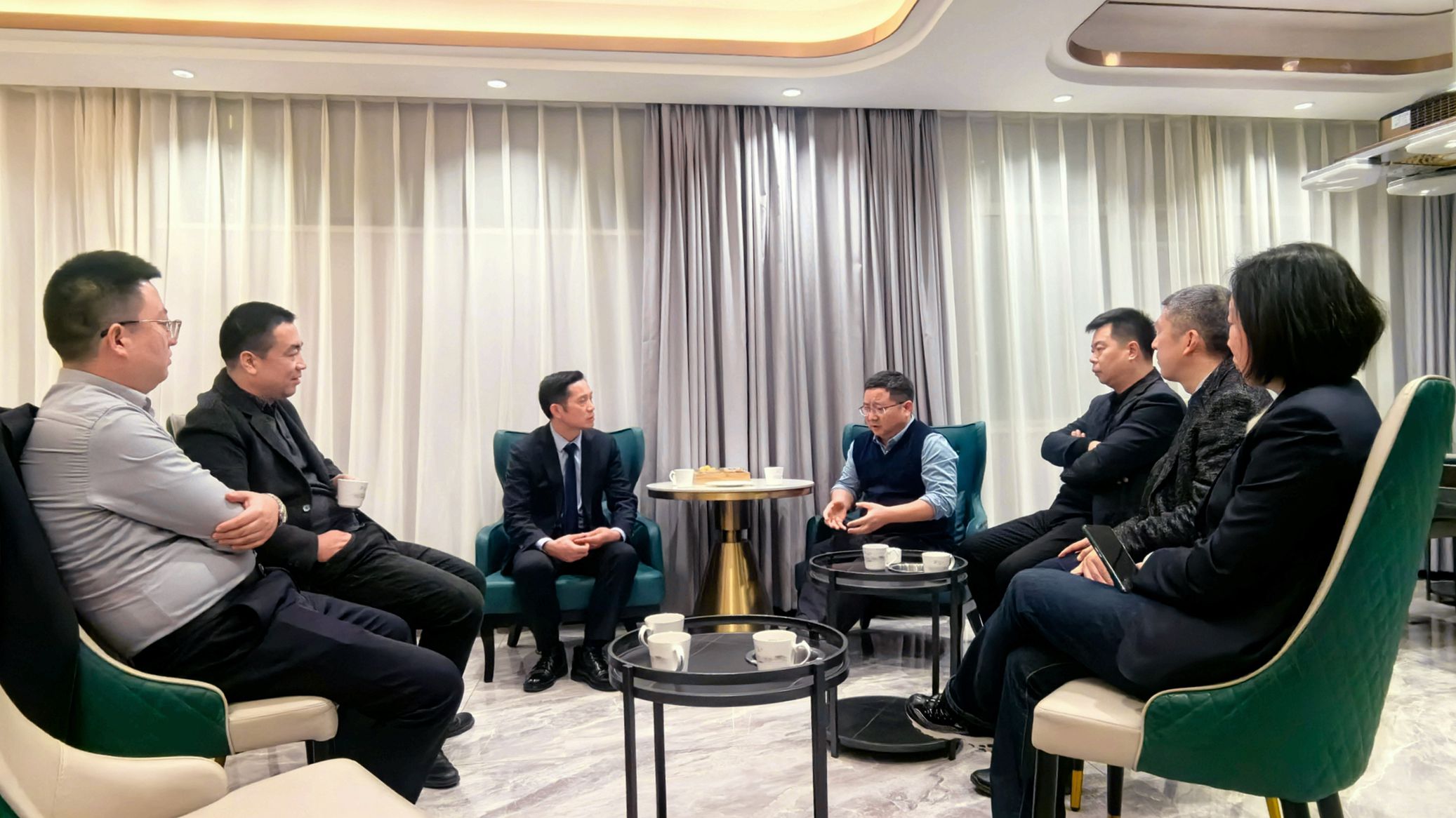 天门一医党委书记严想元(左三)与十堰市茅箭区人民医院党委书记杨光明(右三)进行交流、研讨.jpg
