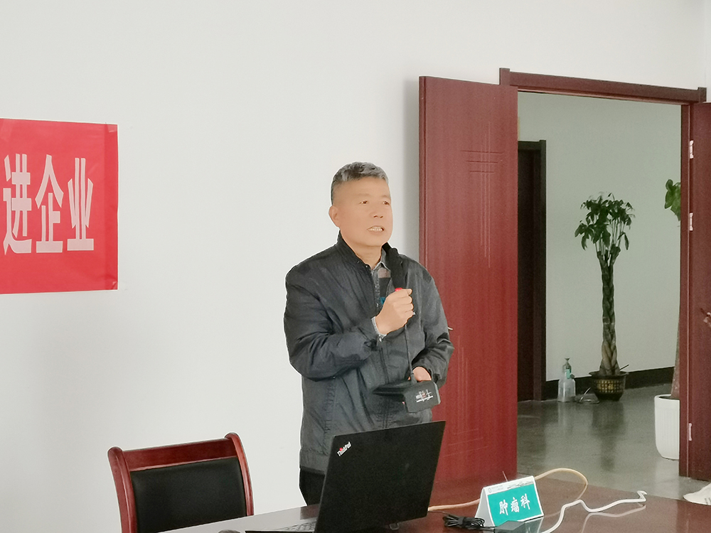 3.湖北凯圣汽车转向系统集团有限公司董事长秘书谢幸福主持活动.jpg