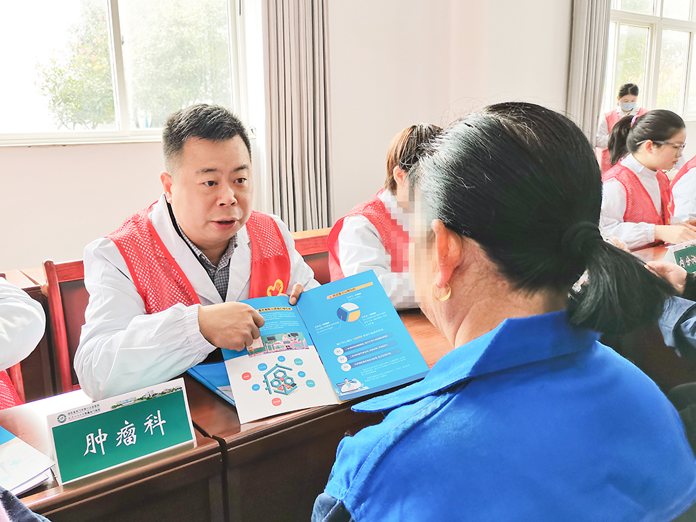 7.副院长李伟为群众进行疾病科普宣教.jpg