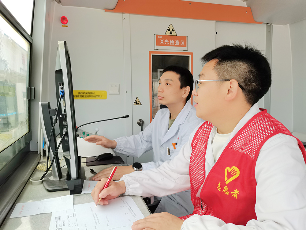 14.拍胸片.jpg