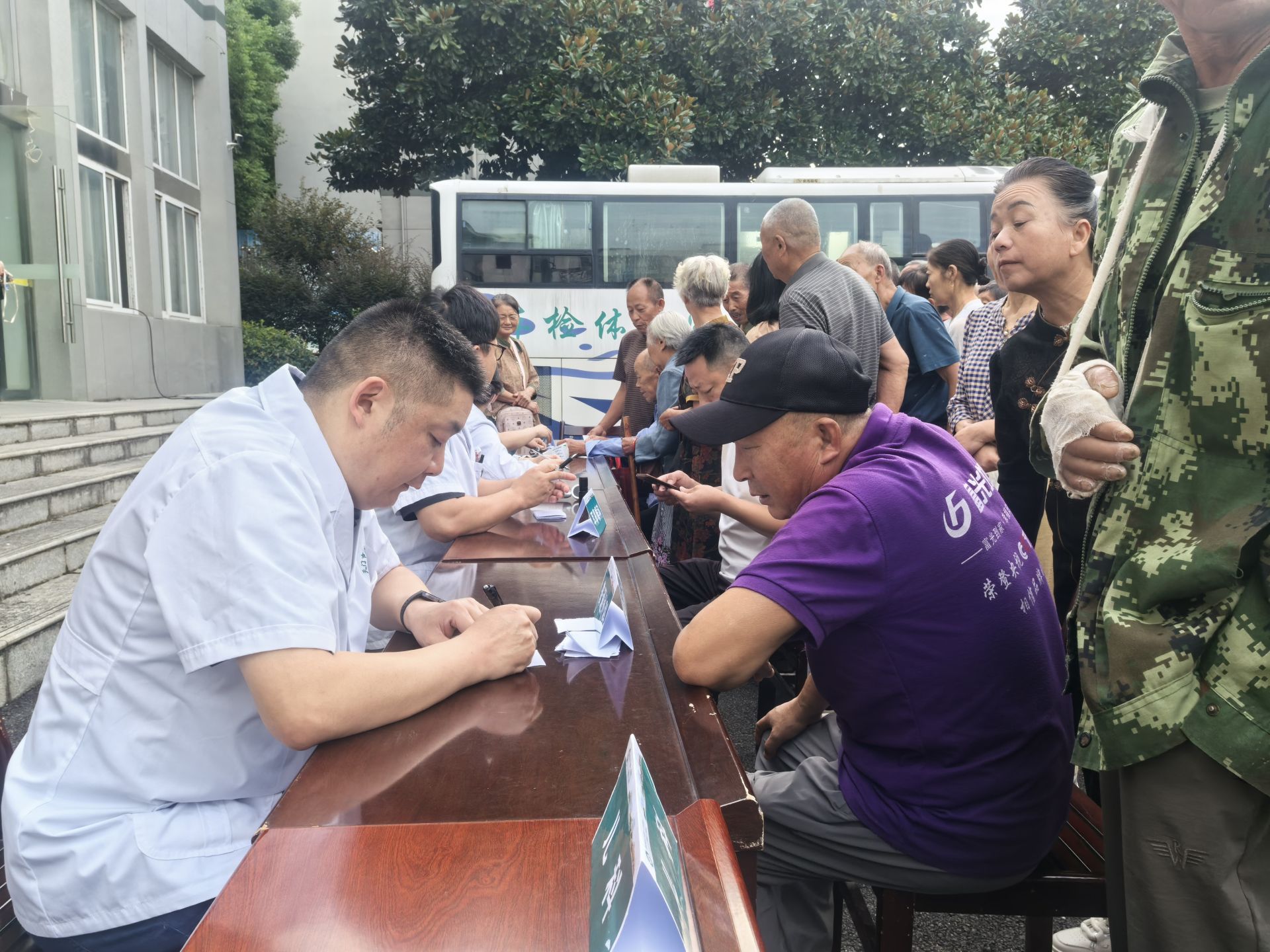 卢院长皂市义诊.jpg