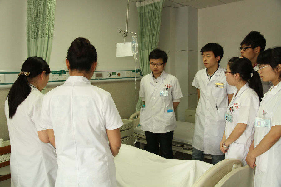 2 实习生王从高床边进行病情汇报 - 副本.jpg