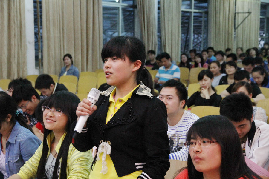 10 学生代表提问2.jpg