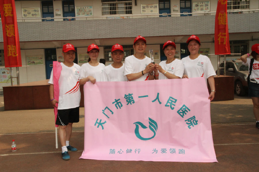 01 获得团体比赛三等奖合影.jpg