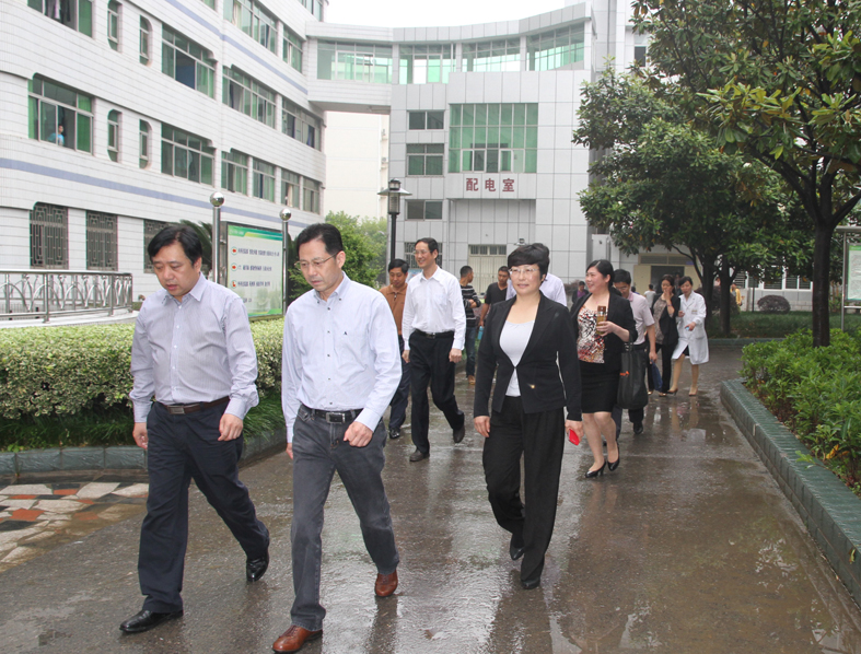 张俊超副厅长(中)、吴宇慧副市长(右)、院长徐必生(左)