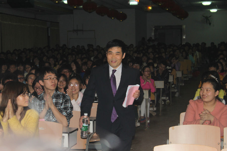 2 市医德模范代表杨小华走上讲台作演讲.jpg