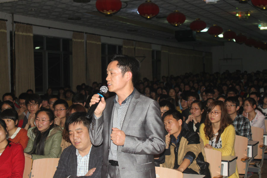 7 严想元副院长现场向倪院长请教.jpg
